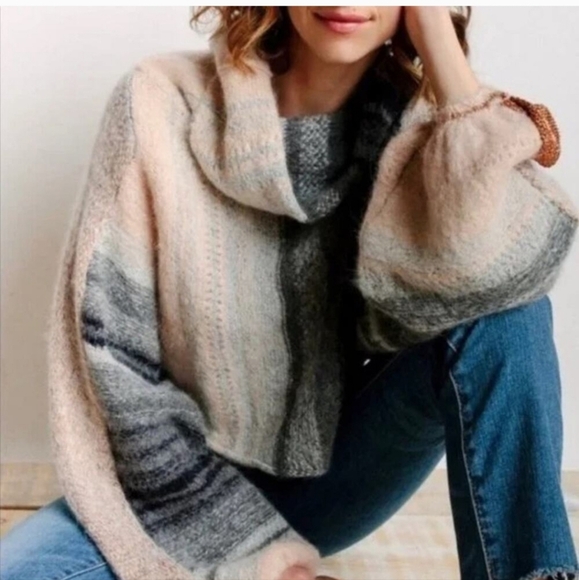 Free People Alpaca Blend Cloud Kicker Cropped Cowl Neck Sweater Size M/L - Picture 3 of 15